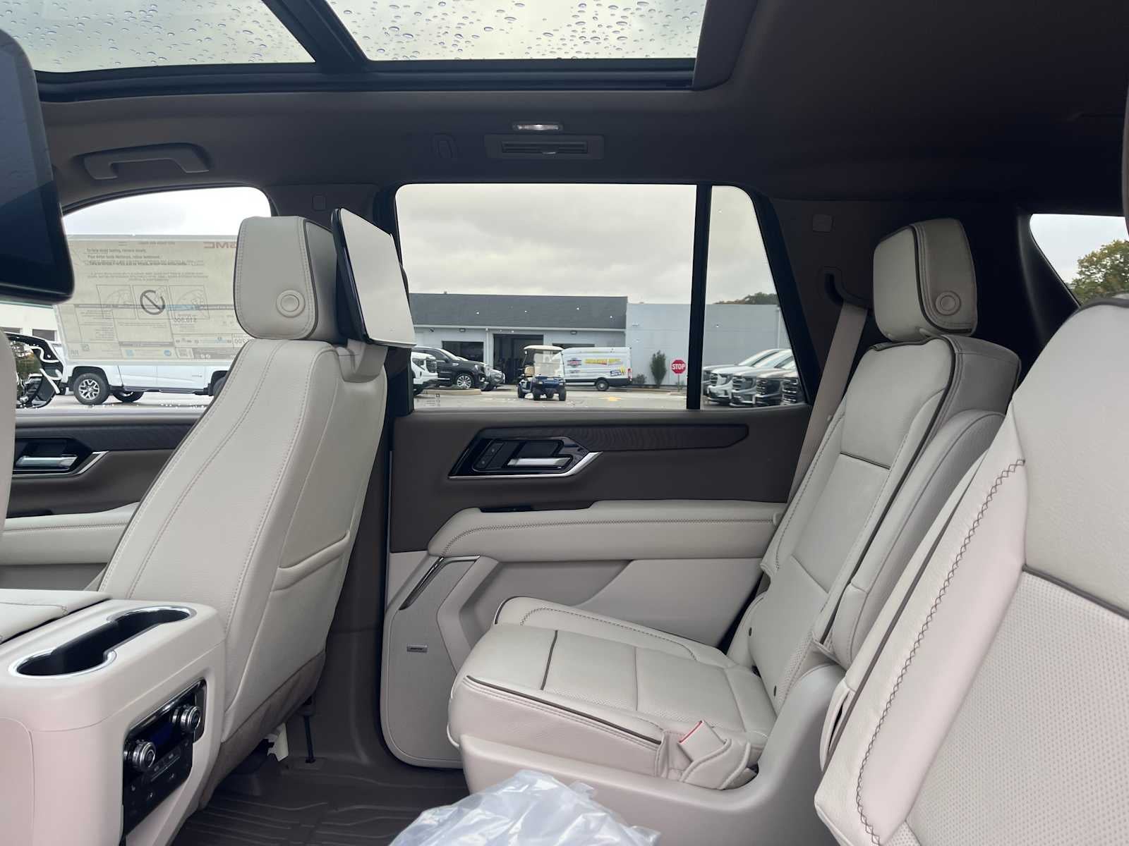 2027 GMC Yukon Denali - Photo 10