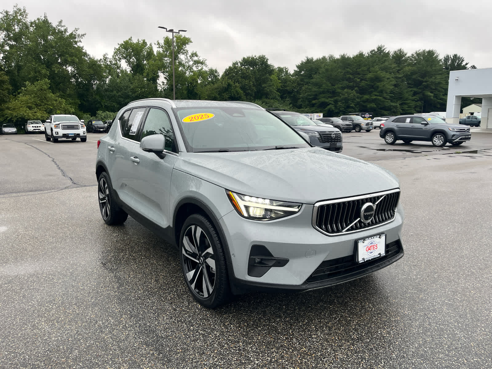 2025 Volvo XC40 Ultra Bright Theme