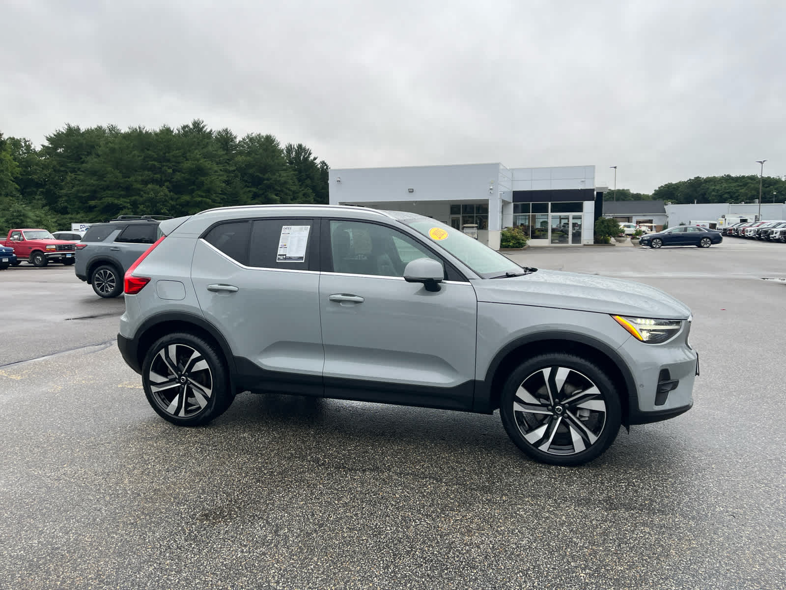 2025 Volvo XC40 Ultra Bright Theme