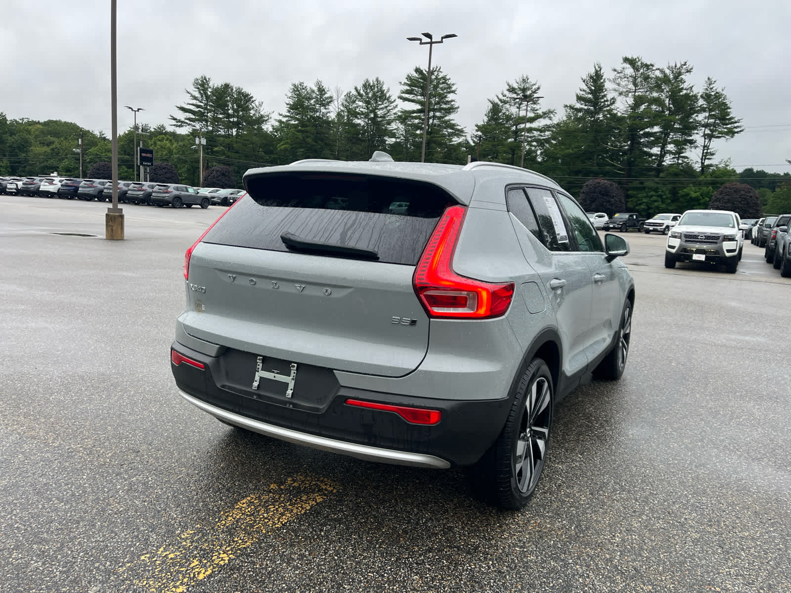2025 Volvo XC40 Ultra Bright Theme