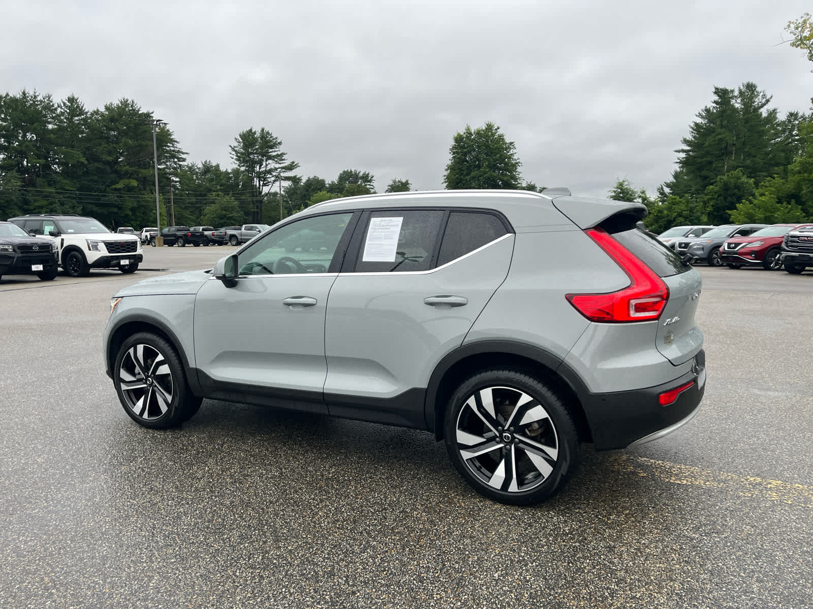 2025 Volvo XC40 Ultra Bright Theme