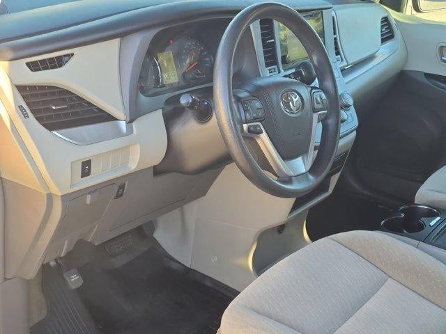 2017 Toyota Sienna LE FWD 8-Passenger (Natl)